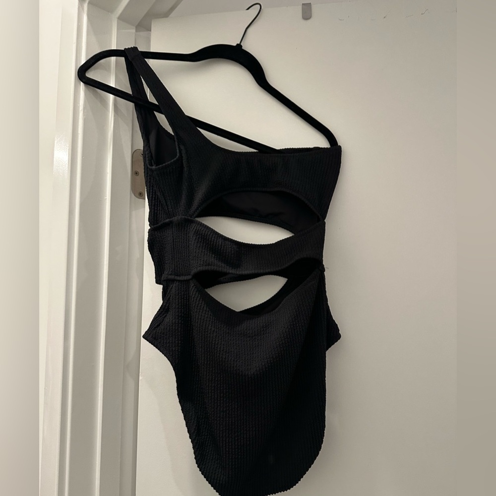 NWT Arie One shoulder Bathing Suit